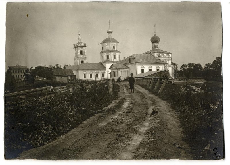 Знаменская церковь справа. Начало XX века. Источник: goskatalog.ru, архивная фотография. Церковь иконы Божией Матери "Знамение", Балахна (Балахнинский район, Нижегородская область)