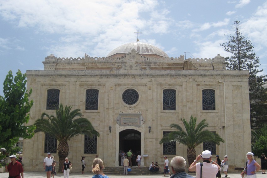 Кафедральный собор Тита, Ираклион (Крит (Κρήτη), Греция). общий вид в ландшафте