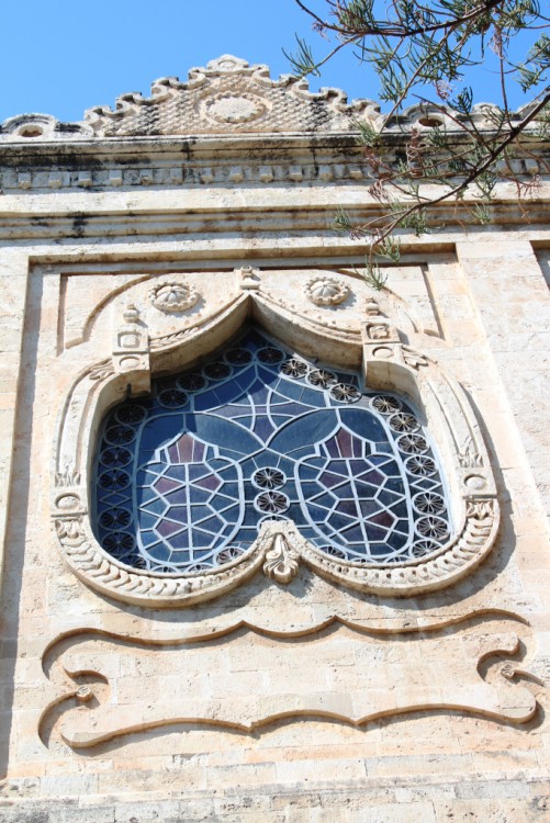 Ираклион. Кафедральный собор Тита. фасады, Витраж южного фасада