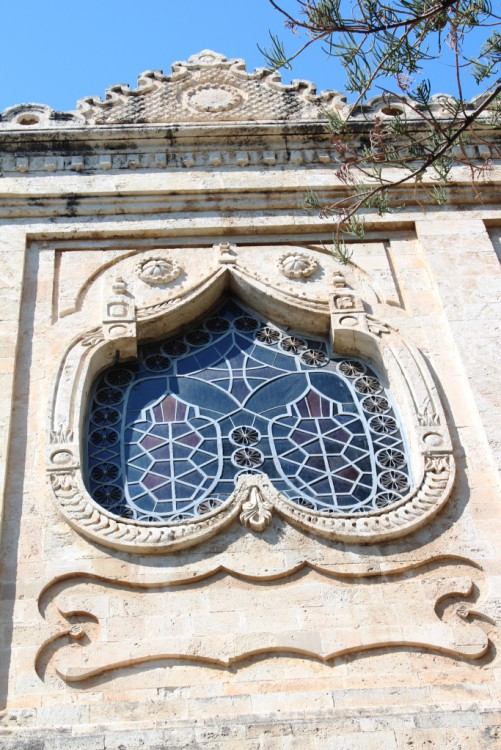 Кафедральный собор Тита, Ираклион (Крит (Κρήτη), Греция). фасады, Витраж южного фасада