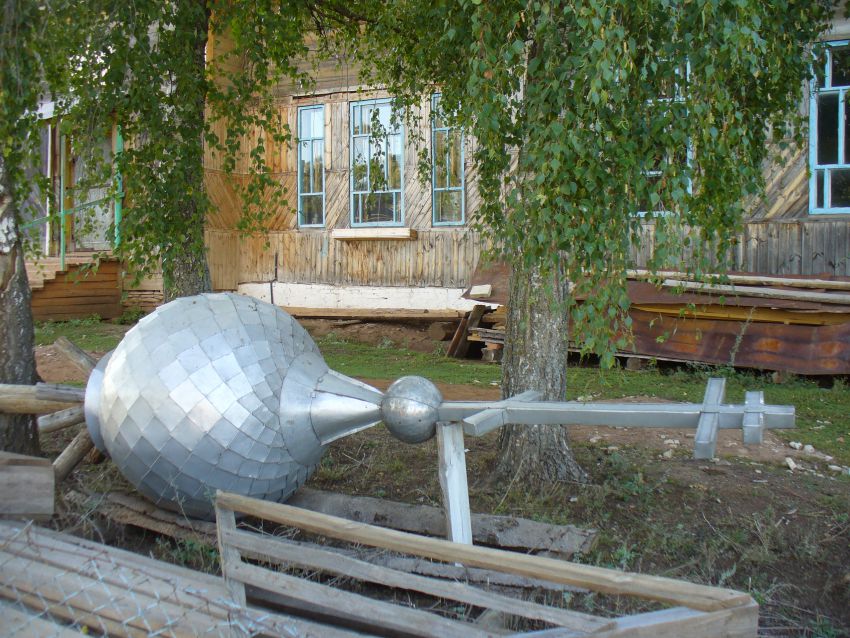 Церковь Казанской иконы Божией Матери, Ошторма Юмья (Кукморский район, Республика Татарстан). дополнительная информация, Главка церкви пока лежит рядом с ней.