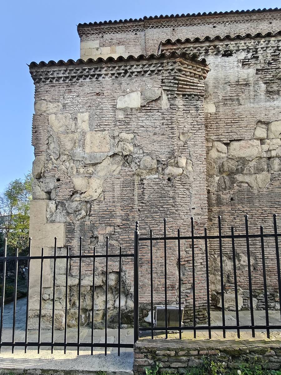 Фрагмент северного фасада, примыкает к восточному, архитектурные детали. Церковь Рождества Пресвятой Богородицы (Анчисхати), Мтацминдский район (Тбилиси, город, Грузия)