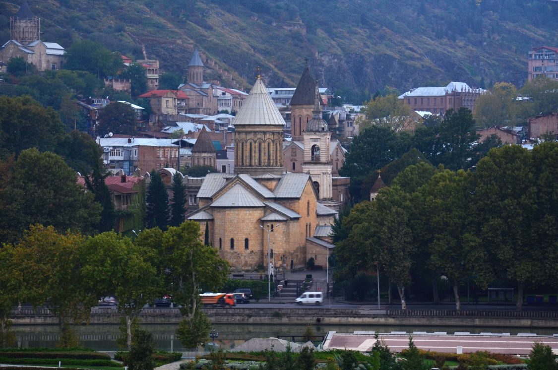 Тбилиси. Собор Успения Пресвятой Богородицы (Сиони). общий вид в ландшафте