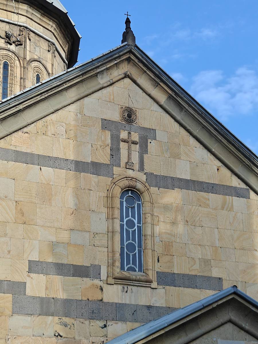 Фрагмент западного фасада, архитектурные детали. Собор Успения Пресвятой Богородицы (Сиони), Мтацминдский район (Тбилиси, город, Грузия)