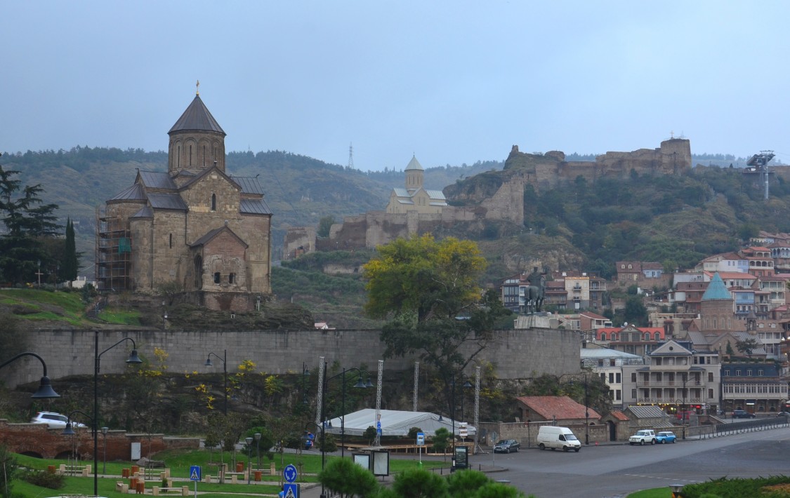 Тбилиси. Церковь Успения Пресвятой Богородицы в Метехи. общий вид в ландшафте