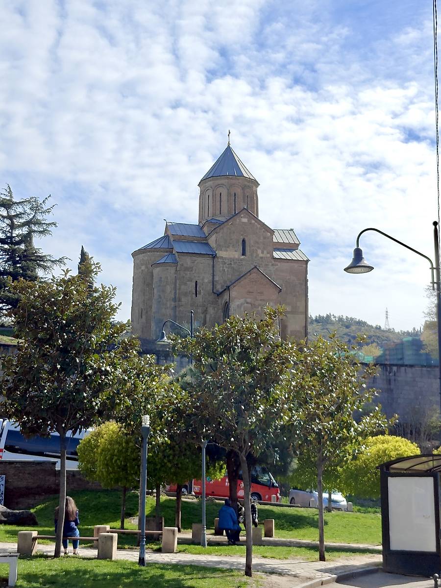 Вид с территории дворца царицы Дареджан, фасады. Церковь Успения Пресвятой Богородицы в Метехи, Исанский район (Тбилиси, город, Грузия)