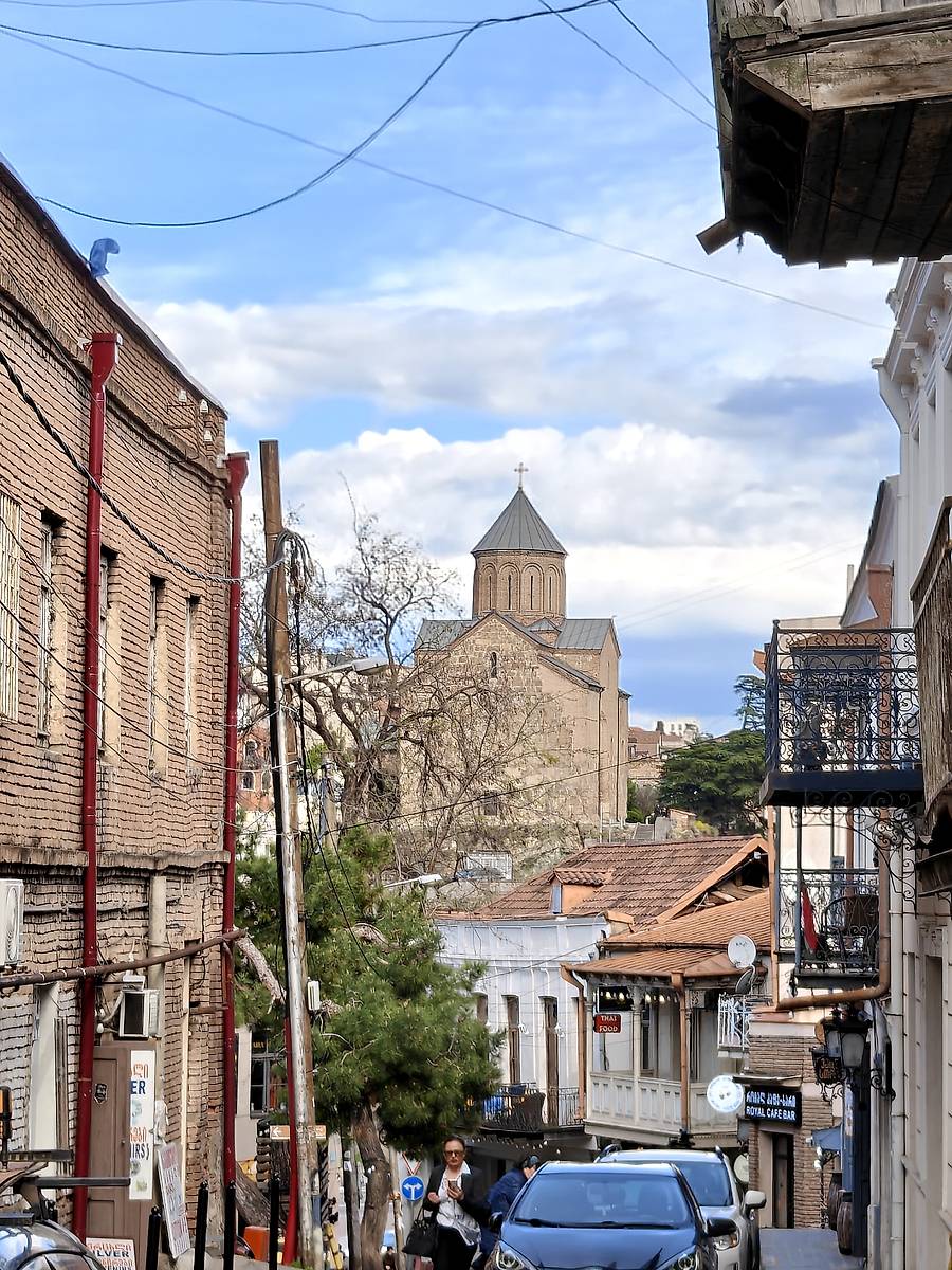 Вид с другого берега Куры, от серных бань, общий вид в ландшафте. Церковь Успения Пресвятой Богородицы в Метехи, Исанский район (Тбилиси, город, Грузия)