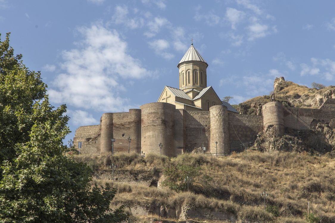 Тбилиси. Церковь Николая Чудотворца в крепости Нарикала. общий вид в ландшафте