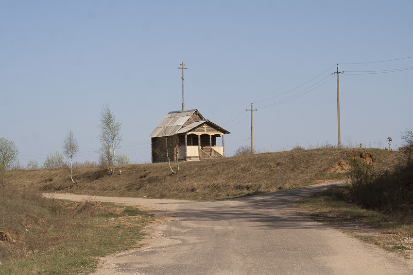 Часовня Иоанна Предтечи, Ёгольник (Солецкий район, Новгородская область). общий вид в ландшафте, Вид с дороги
