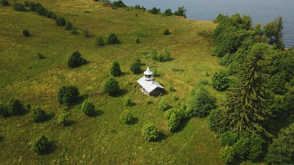 Ольково (Андомогорский погост). Часовня Казанской иконы Божией Матери. общий вид в ландшафте