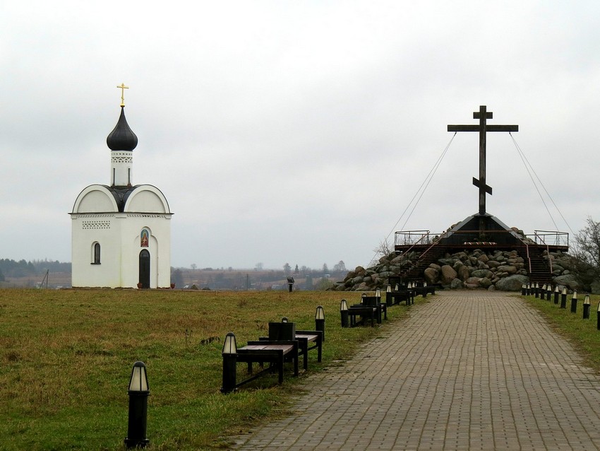 Часовня Державной иконы Божией Матери, Изборск (Печорский район, Псковская область). общий вид в ландшафте