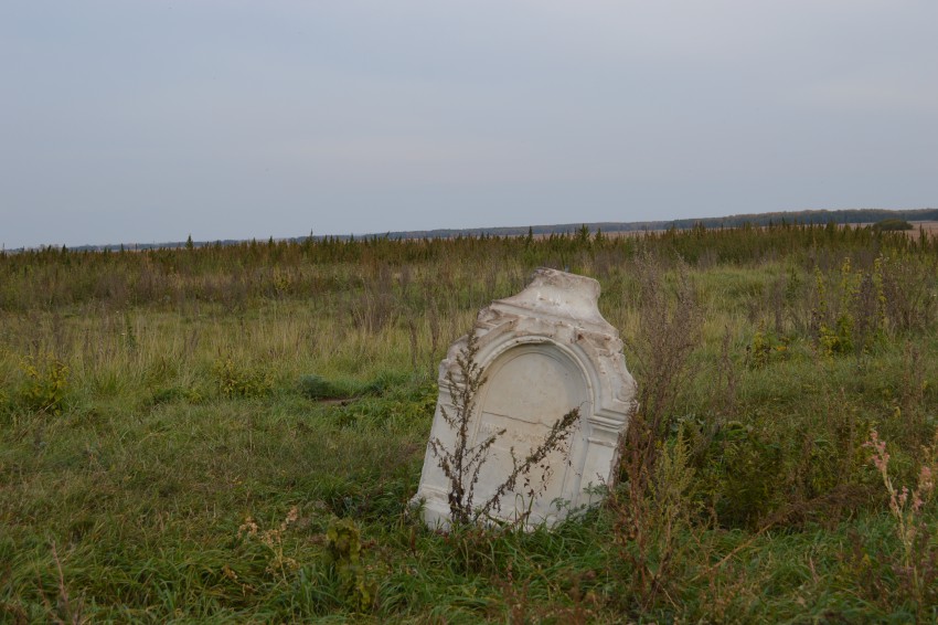 Церковь Михаила Тверского, Щербеть (Спасский район, Республика Татарстан). дополнительная информация, надгробный камень с именем помещика Михаила Дмитриевича Молоствова