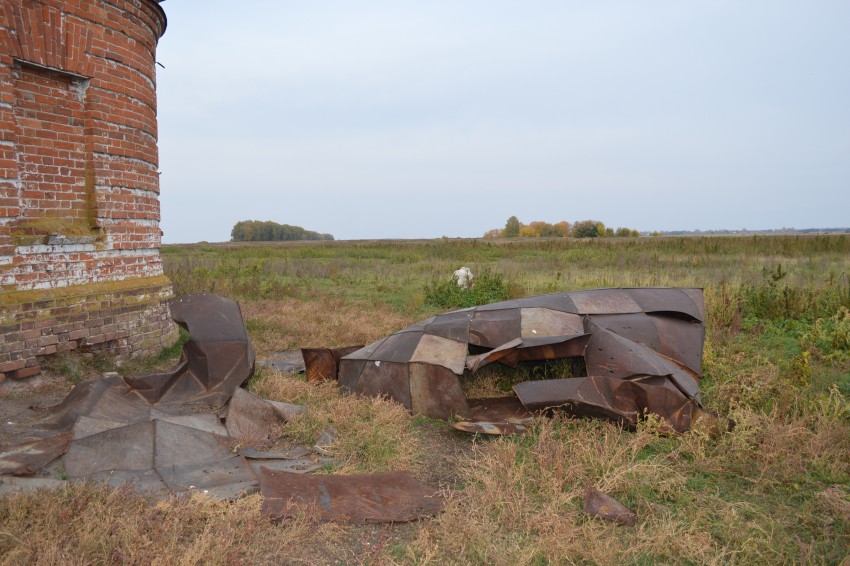 Церковь Михаила Тверского, Щербеть (Спасский район, Республика Татарстан). дополнительная информация, на земле лежат остатки железного купола