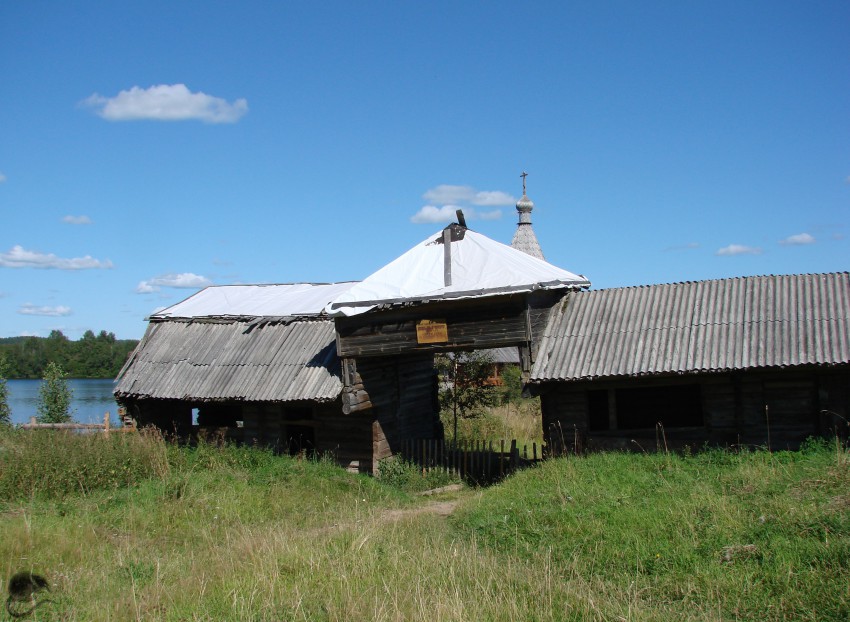 Церковь Рождества Пресвятой Богородицы, Погост (Колодозеро) (Пудожский район, Республика Карелия). дополнительная информация, Лавки XVIII века.