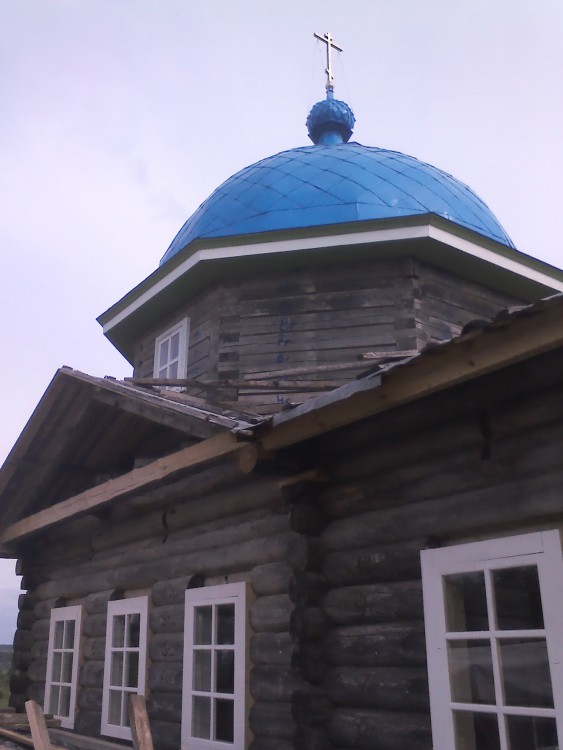 Часовня Пантелеимона Целителя, Скомовская (Вельский район, Архангельская область). архитектурные детали, На Часовнб установили Крест. Крест освятил благочинный Вельского округа отец Андрей (Ермилов)