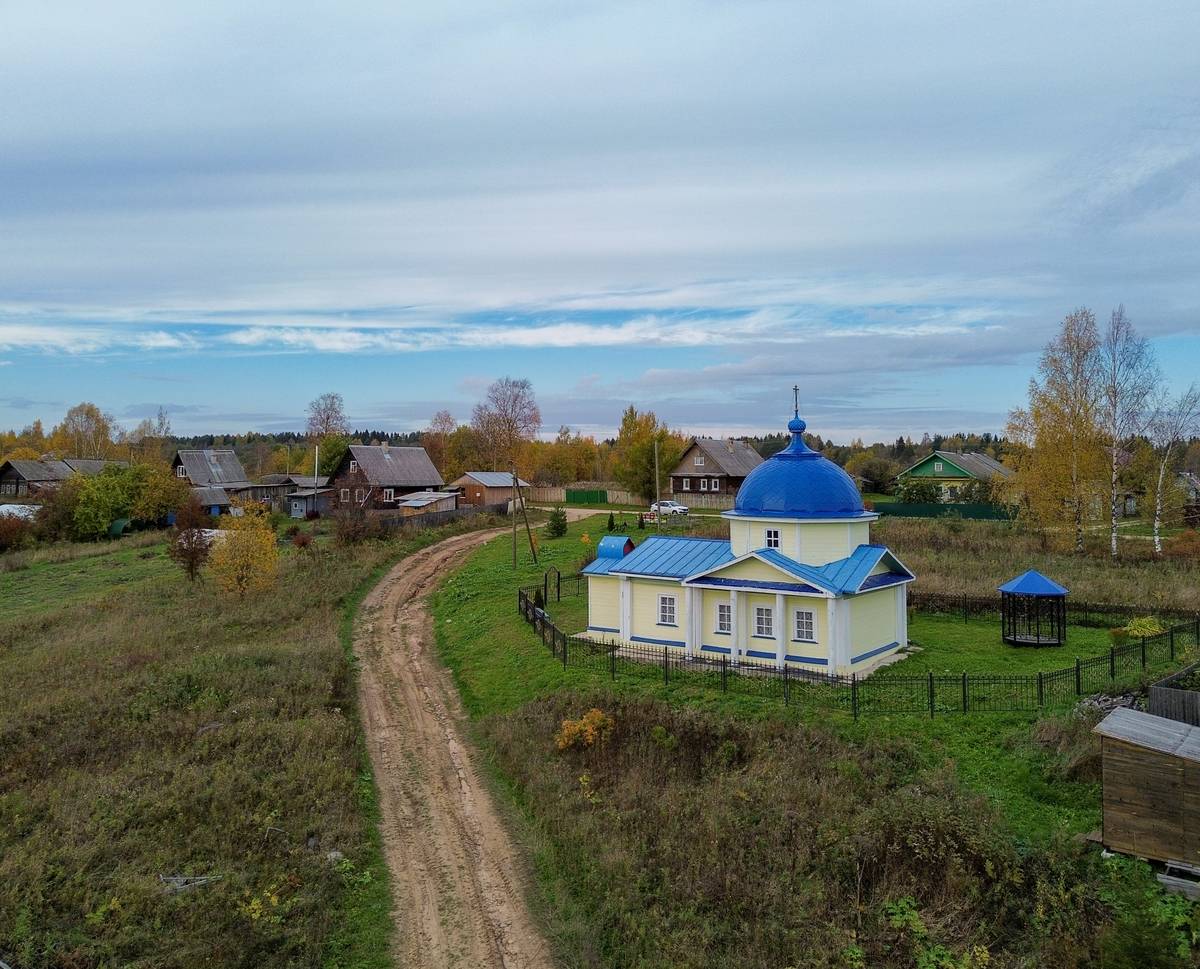 Часовня Пантелеимона Целителя, Скомовская (Вельский район, Архангельская область). общий вид в ландшафте