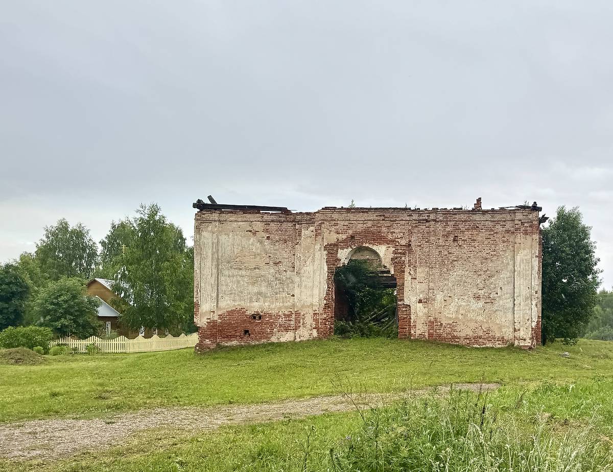 Вид с запада, слева видна действующая церковь, фасады. Церковь Рождества Пресвятой Богородицы, Спасский Погост (Тарногский район, Вологодская область)
