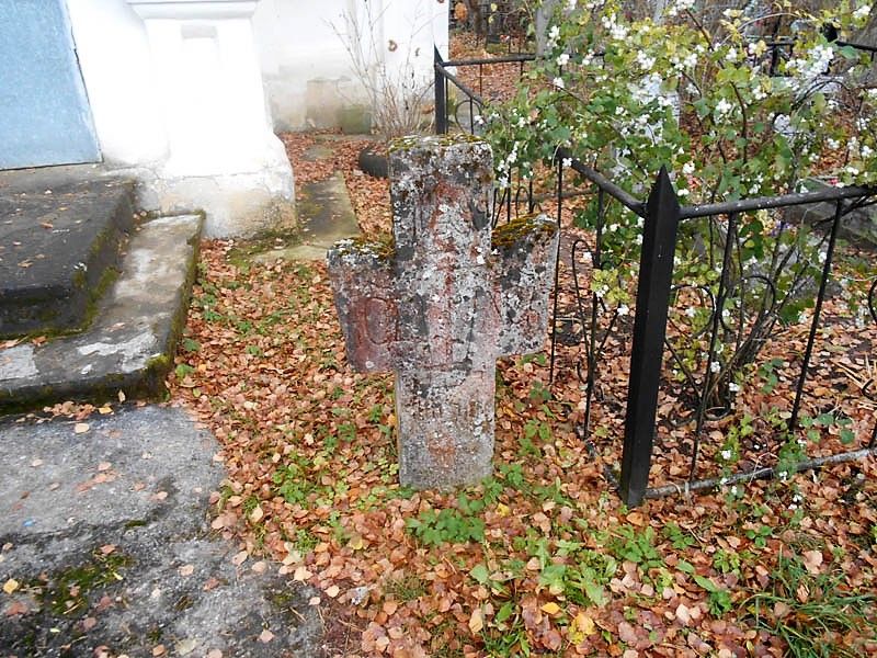 Часовня Спаса Нерукотворного Образа, Кудина Гора (Печорский район, Псковская область). дополнительная информация, Крест справа от входа