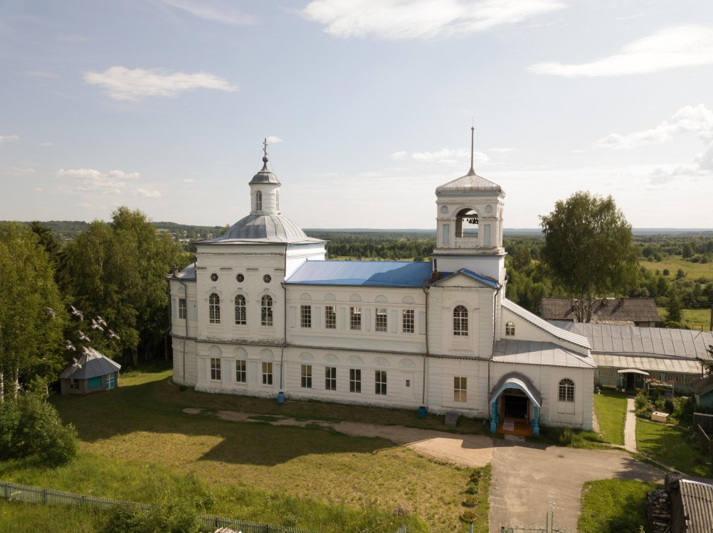 Вилегодск. Церковь Богоявления  Господня. общий вид в ландшафте