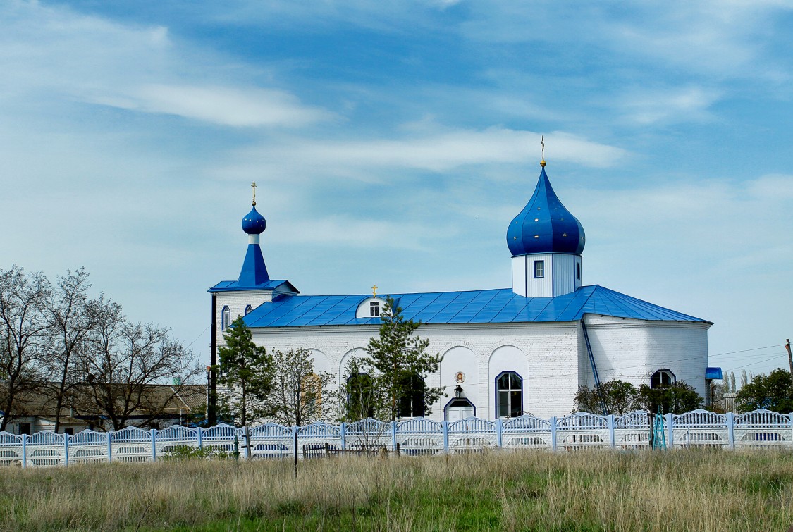 Фролово. Церковь Рождества Пресвятой Богородицы. общий вид в ландшафте