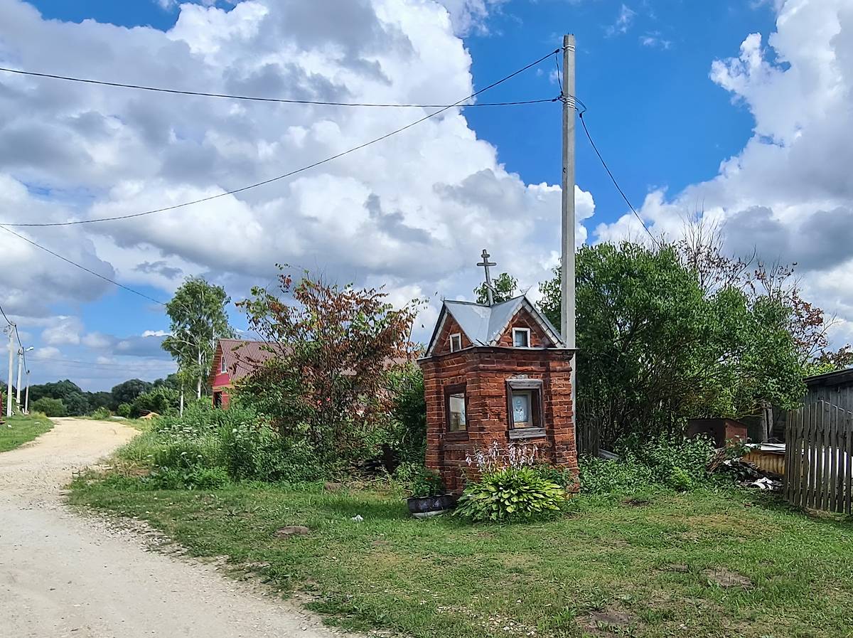 Вид с северо-запада, общий вид в ландшафте. Часовенный столб в Молетееве, Угор (Собинский район, Владимирская область)