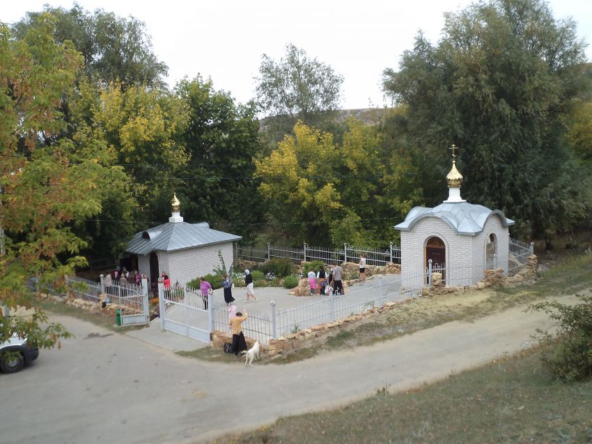 Часовня Сорока Мучеников Севастийских, Камышинский (Иловлинский район, Волгоградская область). общий вид в ландшафте, Вид на часовню 40 Мучеников Севастийских и купальни для паломников.
