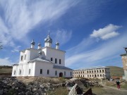 Кременской Вознесенский мужской монастырь, Победившие Время! Свято-Вознесенский храм. За ним двухэтажное здание, в котором будут располагаться монашеские кельи и гостиница для паломников.<br>, Кременская, Клетский район, Волгоградская область