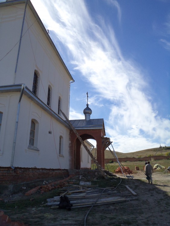 Кременской Вознесенский мужской монастырь, Кременская (Клетский район, Волгоградская область). архитектурные детали, На территории монастыря и в самом храме сейчас проходят восстановительные работы.