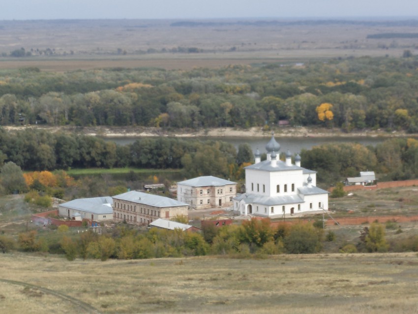 Кременской Вознесенский мужской монастырь, Кременская (Клетский район, Волгоградская область). общий вид в ландшафте, Вид на монастырь.