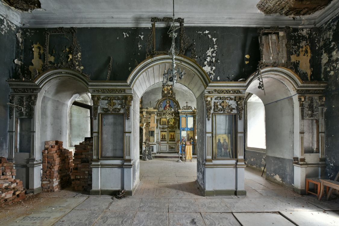 Церковь Воскресения Христова, Нероново (Солигаличский район, Костромская область). интерьер и убранство, Вид из притвора в сторону трапезной