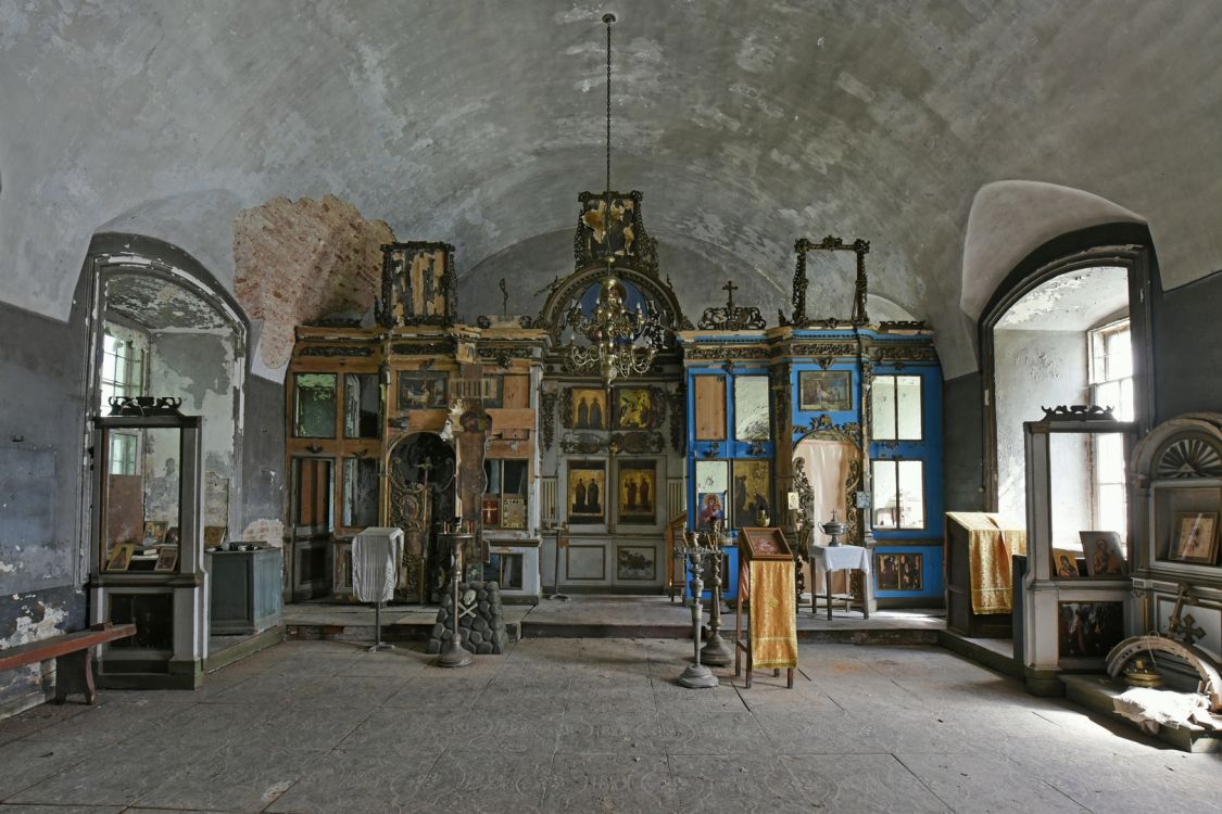 Церковь Воскресения Христова, Нероново (Солигаличский район, Костромская область). интерьер и убранство, Восточная сторона трапезной