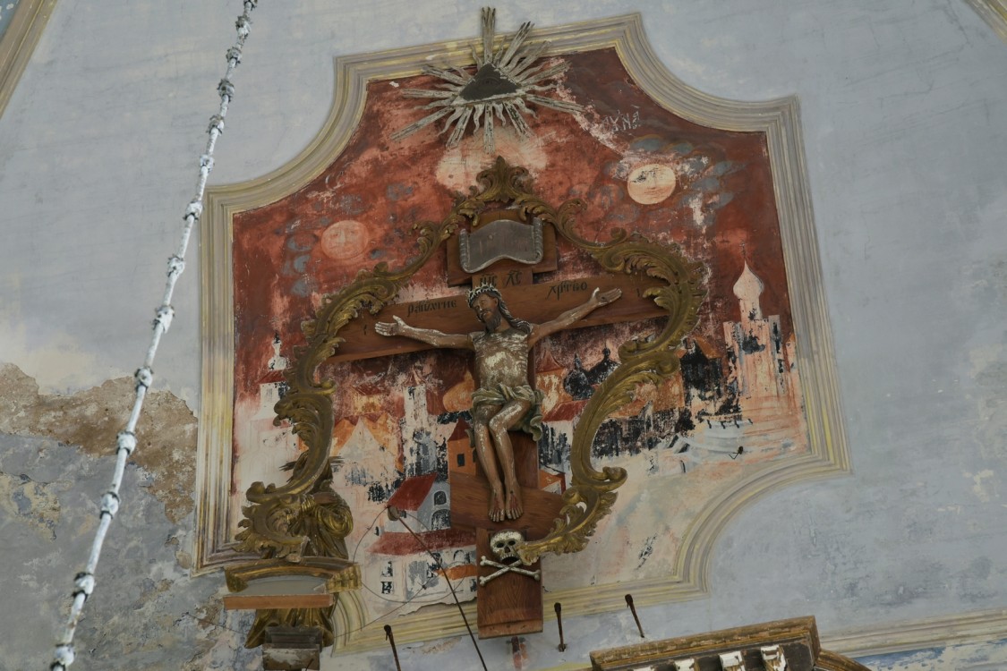 Нероново. Церковь Воскресения Христова. интерьер и убранство, Распятие над иконостасом