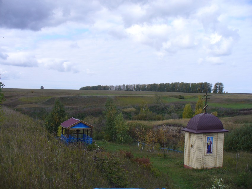 Часовня Николая Чудотворца, Масловка (Алексеевский район, Республика Татарстан). фасады, Общий вид на часовню и беседку с вершины холма над источником.