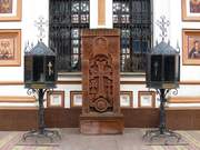 Часовня Сергия Радонежского при автозаводе "Москвич", Хачкар у южной стороны часовни. Надпись на постаменте на русском и армянском языках: "07.12.1988 Посвящается светлой памяти армян и русских невинных жертв землятрясения", Москва, Юго-Восточный административный округ (ЮВАО), г. Москва