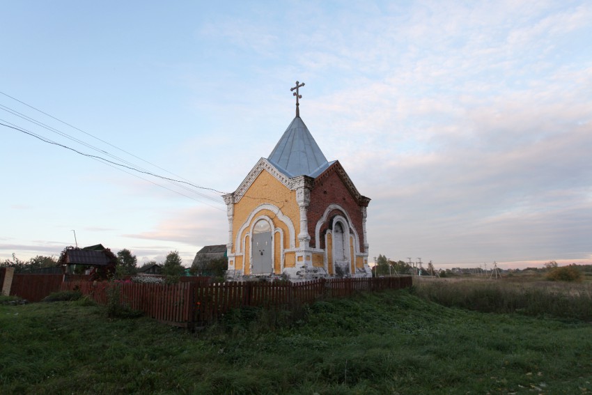 Часовня Казанской иконы Божией Матери, Орлово (Ярославский район, Ярославская область). общий вид в ландшафте