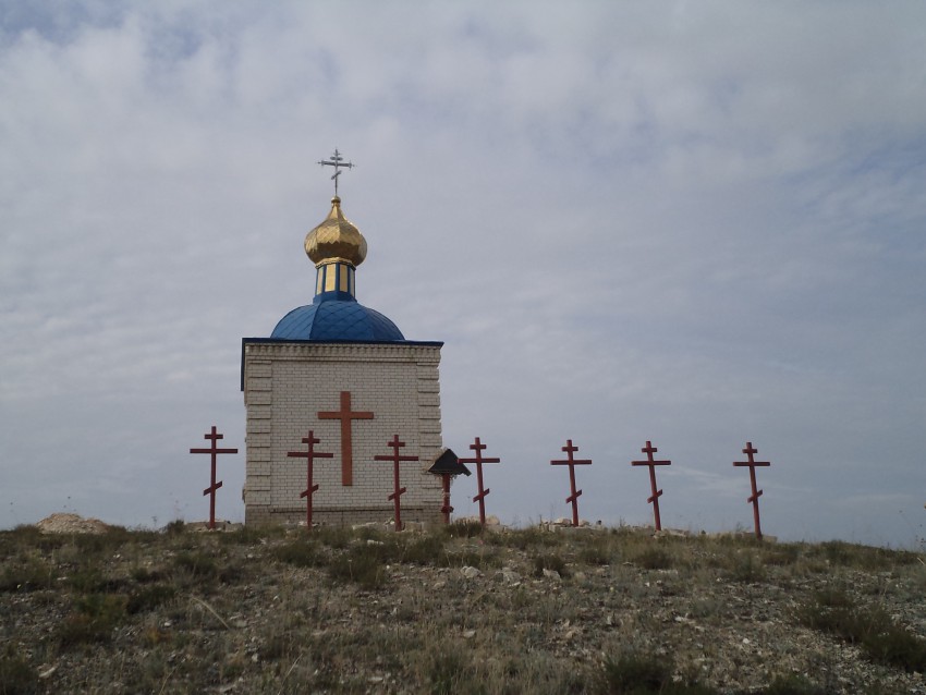 Кременской Вознесенский мужской монастырь. Часовня Воскресения Христова, Кременская (Клетский район, Волгоградская область). общий вид в ландшафте, Вид на часовню и могилы Семи Братьев с востока.