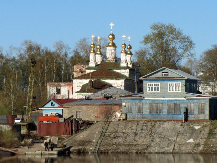 Храмовый комплекс. Церкви Жён-мироносиц и Сретения Владимирской иконы Божией Матери, Великий Устюг (Великоустюгский район, Вологодская область). архитектурные детали, вид с Сухоны, с юго-запада