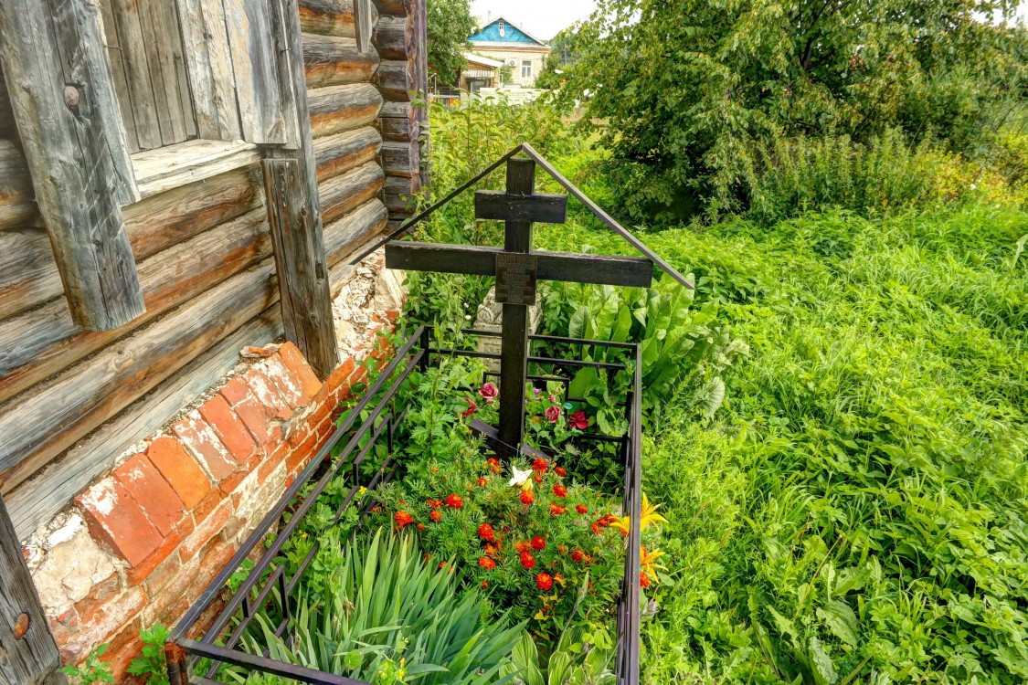 Церковь Троицы Живоначальной, Мстёра (Вязниковский район, Владимирская область). дополнительная информация, могила единоверческого епископа Амвросия (Сосновцева) (1868-1928)