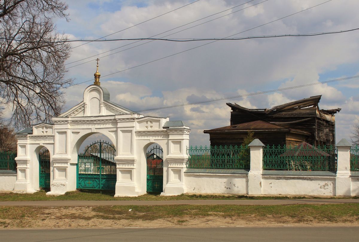 Мстёра. Церковь Троицы Живоначальной. общий вид в ландшафте, Церковь и церковные ворота