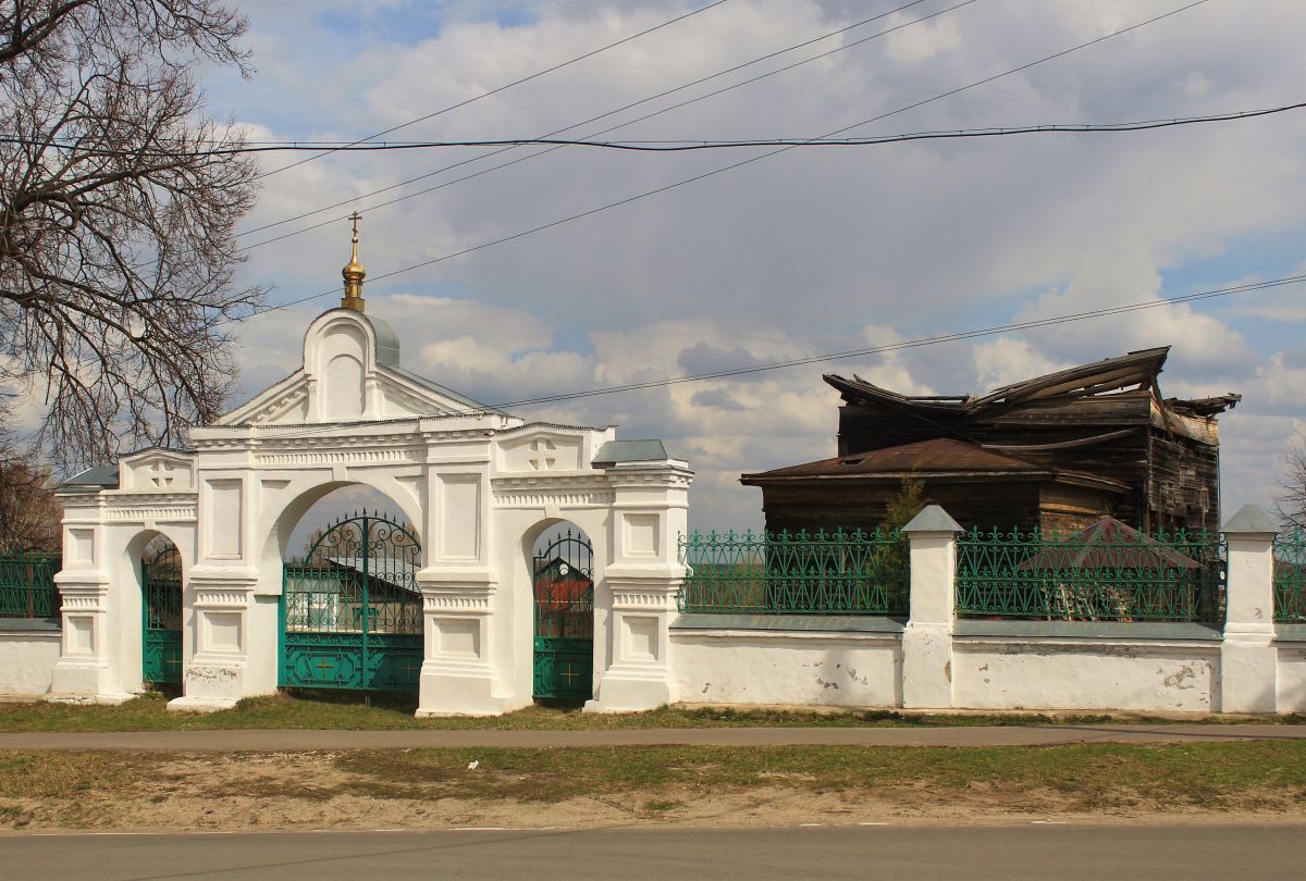 Церковь Троицы Живоначальной, Мстёра (Вязниковский район, Владимирская область). общий вид в ландшафте, Церковь и церковные ворота