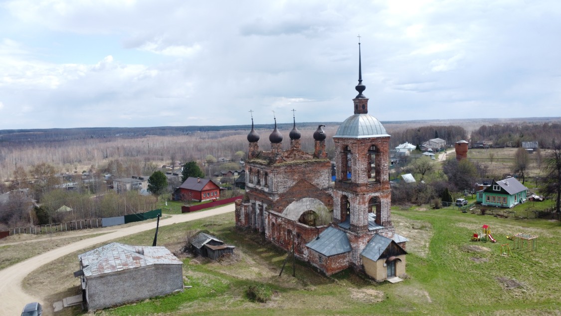 Церковь Димитрия Солунского, Павловское (Ростовский район, Ярославская область). общий вид в ландшафте