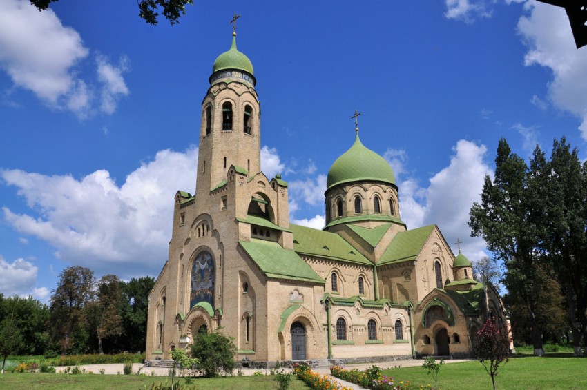 Церковь Покрова Пресвятой Богородицы, Пархомовка (Белоцерковский район, Украина, Киевская область). общий вид в ландшафте