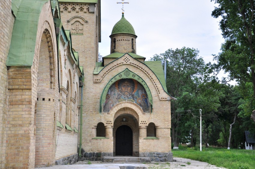 Церковь Покрова Пресвятой Богородицы, Пархомовка (Белоцерковский район, Украина, Киевская область). архитектурные детали, Церковь Святого Виктора при Храме Покрова Пресвятой Богородицы