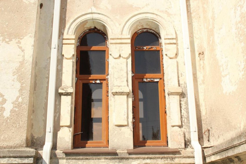 Церковь Марии Магдалины, Бамбора (Абхазия, Прочие страны). архитектурные детали, Наличник окна средней части