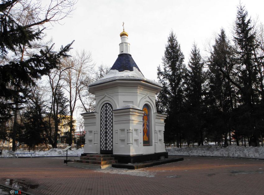 Часовня Державной иконы Божией Матери, Биробиджан (Биробиджан, город, Еврейская автономная область). фасады, Часовня во имя державной иконы божией матери построена и освящена в 2001 году. Уствановлена в сквере Славы в память о воинах-интернационалистах, погибших в локальных войнах. Биробиджан ЕАО.