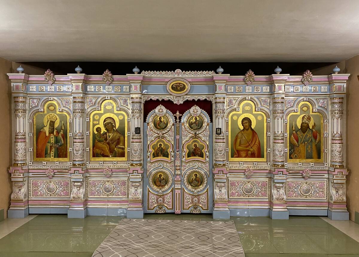Кафедральный собор Благовещения Пресвятой Богородицы, Биробиджан (Биробиджан, город, Еврейская автономная область). интерьер и убранство, Нижний храм, керамический иконостас