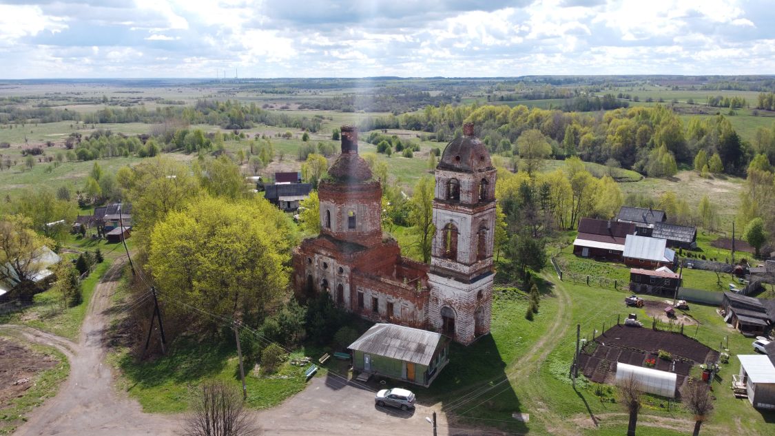 Ушаково. Церковь Троицы Живоначальной. общий вид в ландшафте