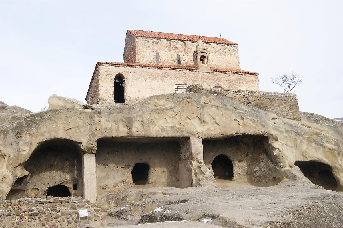общий вид в ландшафте. Церковь Георгия Победоносца, Уплисцихе (Шида-Картли, Грузия)