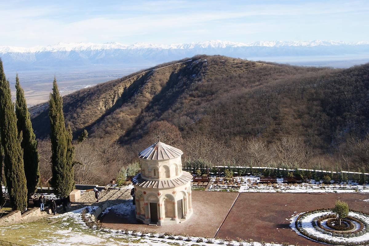 общий вид в ландшафте. Бодбийский Нины равноапостольной монастырь, Сигнахи (Кахетия, Грузия)