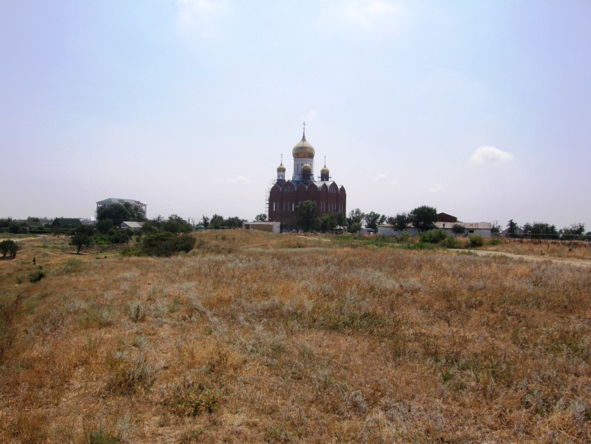Приазовский. Церковь Троицы Живоначальной. общий вид в ландшафте